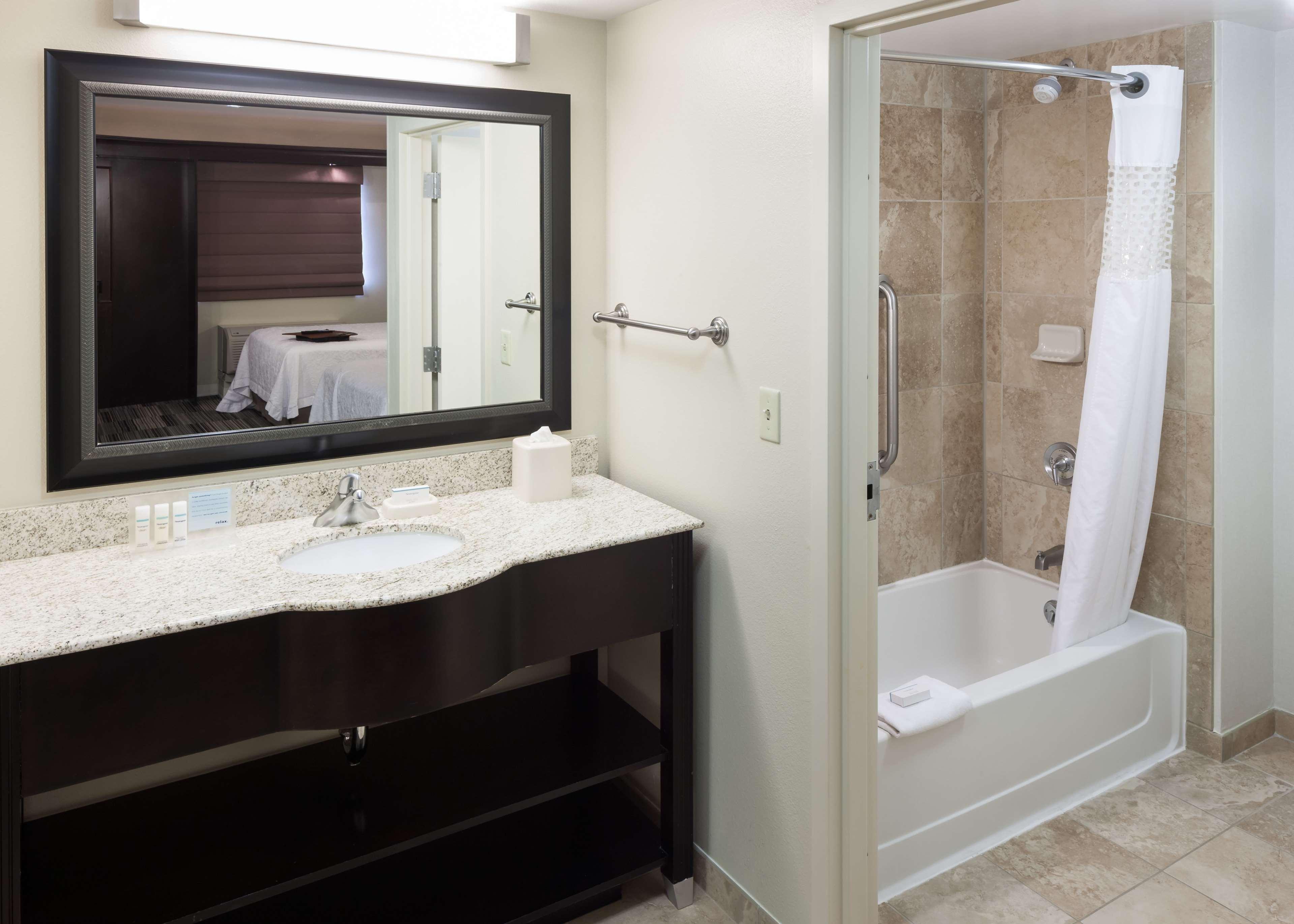 Hampton Inn & Suites Omaha-Downtown Экстерьер фото