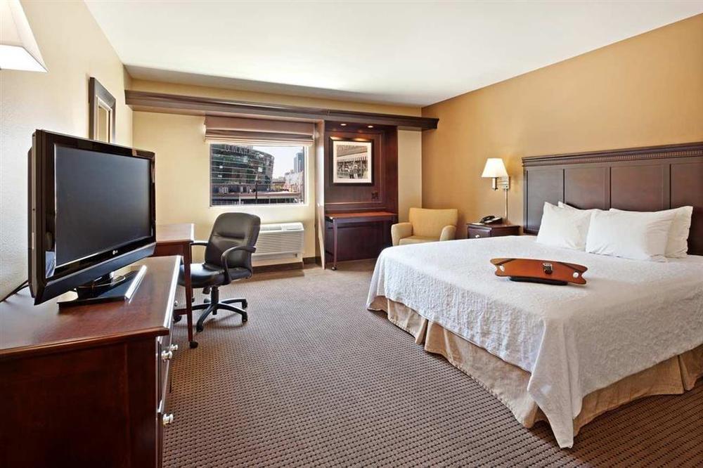Hampton Inn & Suites Omaha-Downtown Номер фото