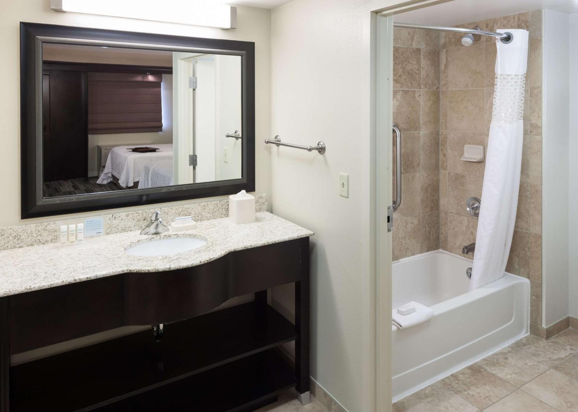 Hampton Inn & Suites Omaha-Downtown Экстерьер фото