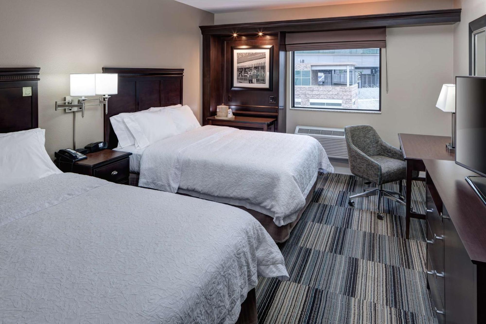 Hampton Inn & Suites Omaha-Downtown Экстерьер фото