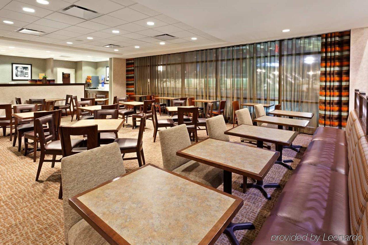 Hampton Inn & Suites Omaha-Downtown Экстерьер фото